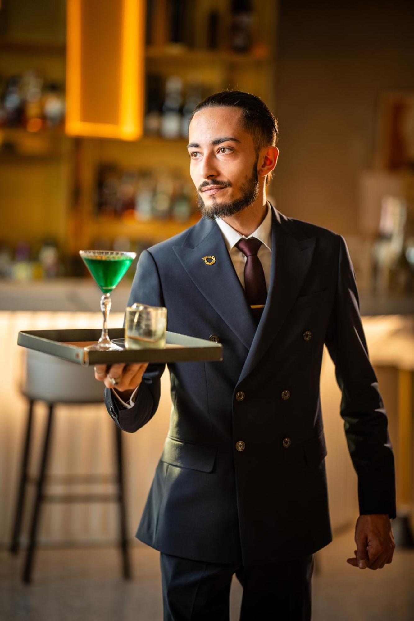 L'Esquisse Hotel & Spa Colmar - Mgallery Εξωτερικό φωτογραφία A waiter carrying a tray